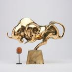 sculptuur, Bronze Sculpture of a Striking Bull - with base -