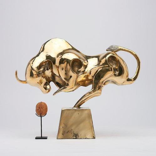 sculptuur, Bronze Sculpture of a Striking Bull - with base -, Antiek en Kunst, Kunst | Designobjecten