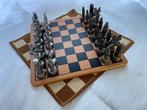 Schaakspel - Gemaakt van brons en in reliëf en tapijt