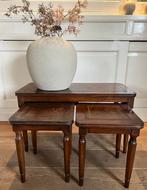 Bijzettafel (3) - Nest van drie bijzet tafels met lederen