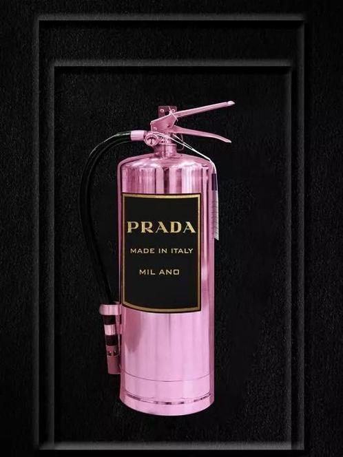 Prada roze brandblusser 60x80cm, Huis en Inrichting, Woonaccessoires | Schilderijen, Tekeningen en Foto's, Nieuw, Ophalen of Verzenden