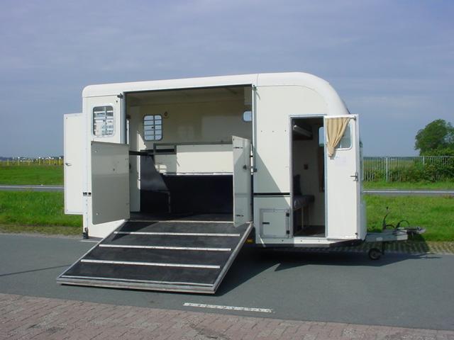 Equi Trek Show Treka zijlader living BTW trailer goed lezen, Dieren en Toebehoren, Paarden en Pony's | Trailers en Aanhangwagens