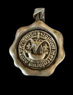 Donker en majestueuze hanger van zilverkleurig metaal die