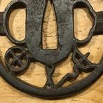 Sukashi tsuba met afbeelding paardrij benodigheden - IJzer -