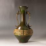 Bronzen vaas met drakenhandgrepen en karashishi reliëfband –