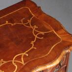 Rococo commode ca 1745 orgelgebogen en met rijk inlegwerk N, Antiek en Kunst, Antiek | Meubels | Kasten, Ophalen of Verzenden