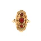 Gouden ring met bloedkoraal | Vintage/antiek (geelgoud), Gebruikt, Overige kleuren, Ophalen of Verzenden, Kleiner dan 17