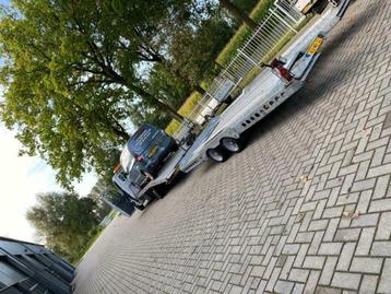 Bussen en verlaagd auto’s transport, oprijwagen , sleepwagen