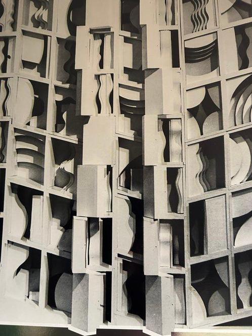 Louise Nevelson - Nevelson at Pace, 1977, gouden affiche -, Antiek en Kunst, Kunst | Tekeningen en Foto's
