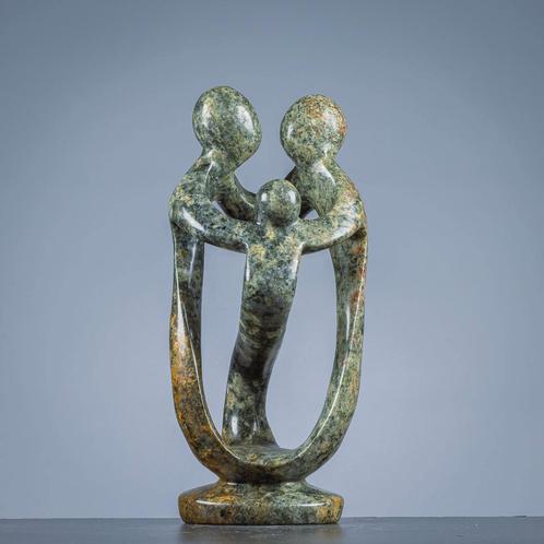 Familiebeeld van drie personen - Randgandi Mazarog, Antiek en Kunst, Kunst | Beelden en Houtsnijwerken, Ophalen of Verzenden