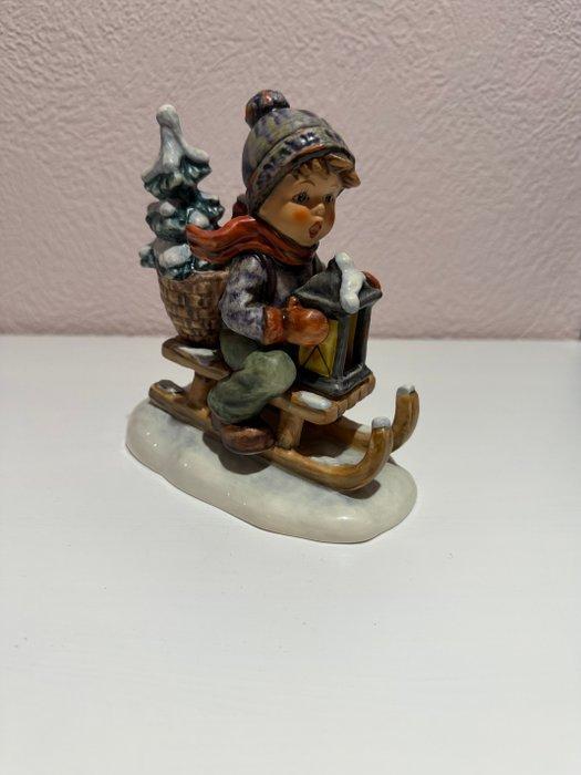 Goebel - M.I. Hummel - Figuur - Junge auf Schlitten mit, Antiek en Kunst, Curiosa en Brocante