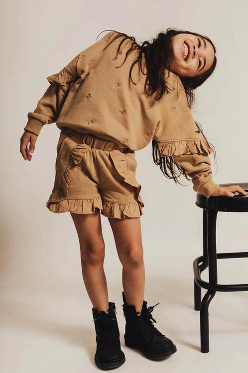 Sharon korte broek ruffle taupe Baje Maat 134, Kinderen en Baby's, Kinderkleding | Maat 134, Meisje, Nieuw, Broek, Ophalen of Verzenden
