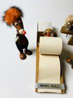 Figuur - Een set van vijf houten bar- en bureaubenodigdheden