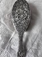 Decoratief ornament (2) - Haarborstel en kledingborstel -