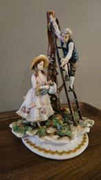Capodimonte - Figuur - The Nest Gatherers - Biscuit