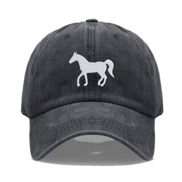 Cap Horse in vele kleuren met witte geborduurde afbeelding beschikbaar voor biedingen