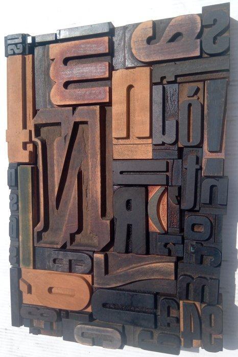 Drukblokken - XL oude typografische letterblokjes - Italië -, Antiek en Kunst, Antiek | Wandborden en Tegels