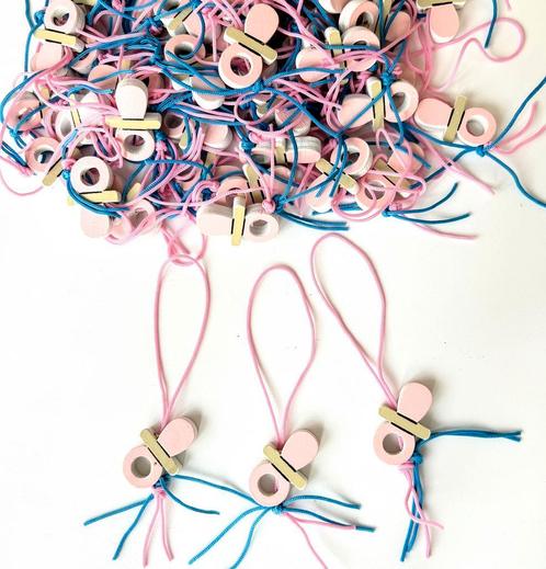 Houten gelukspoppetje Speentje roze of blauw, Hobby en Vrije tijd, Feestartikelen, Geboorte of Huwelijk, Nieuw, Versiering, Verzenden