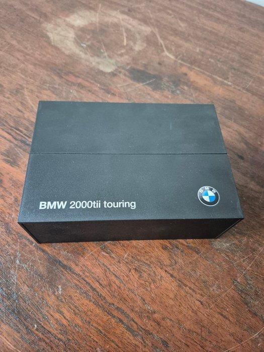 BMW Dealer 1:43 - Modelauto - BMW - BMW 2000tii Touring, Hobby en Vrije tijd, Modelauto's | 1:5 tot 1:12