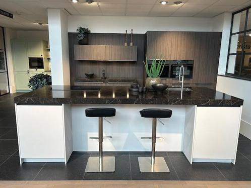 Prachtige opstelling met eiland!, Huis en Inrichting, Keuken | Complete keukens, Composiet, Greeploos, Met kookeiland, Overige kleuren