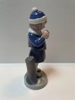 Royal Copenhagen - Figuur - A girl with a winter hat and, Antiek en Kunst