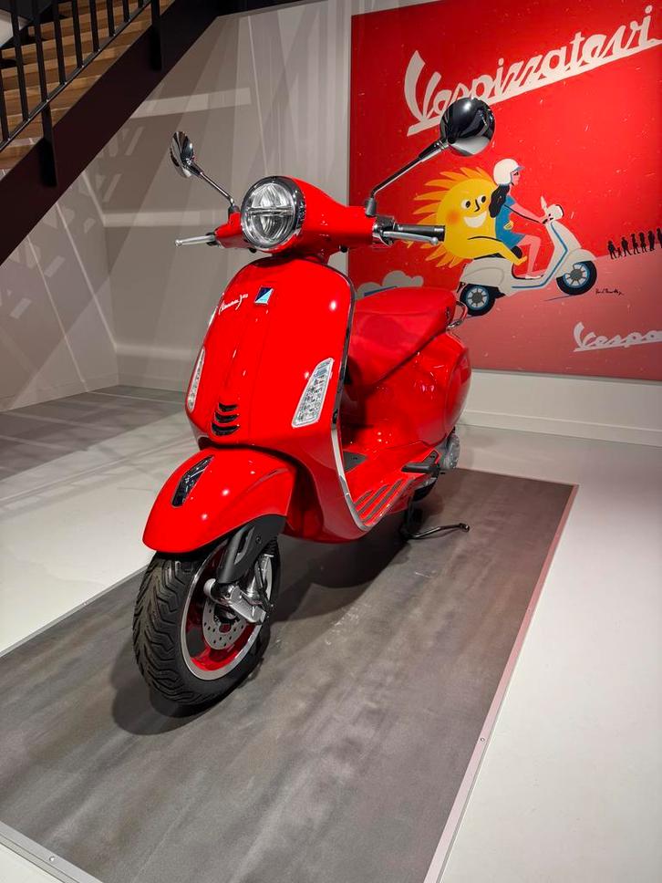 Vespa Primavera 50 (RED) – €500 korting /  NIEUW, Fietsen en Brommers, Scooters | Vespa, Overige modellen, Benzine, Nieuw, Maximaal 45 km/u