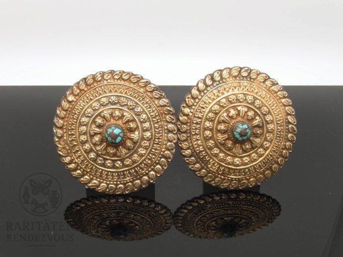 Een paar grote oorornamenten van goud en turkoois – Mendog, Antiek en Kunst, Antiek | Overige Antiek