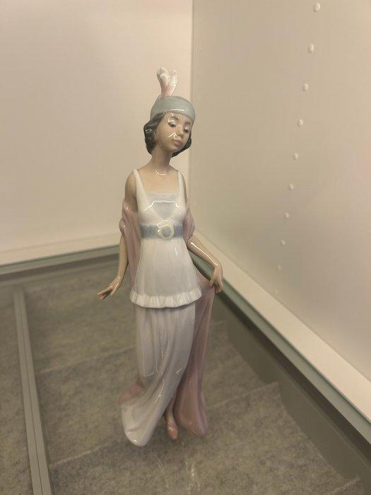 Lladró - Beeldje - Talk of the town - Dama del manton -, Antiek en Kunst, Antiek | Glas en Kristal