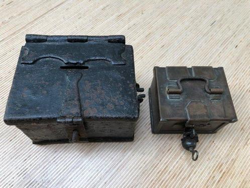 Kist (3) - IJzer, Messing - Mini strongbox/alms box -, Antiek en Kunst, Antiek | Overige Antiek