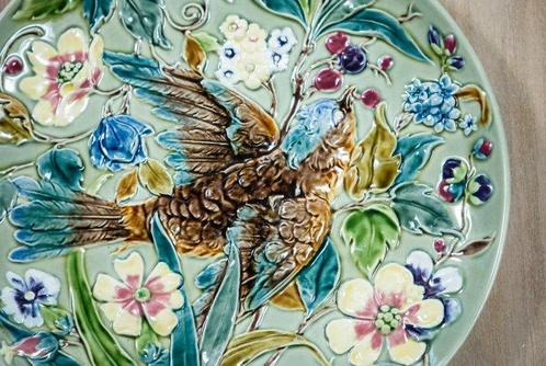 Wandbord - Majolica – barbotine-reliëfdecoratie – 20e eeuw, Antiek en Kunst, Curiosa en Brocante