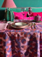 Tafelkleed met geometrische print voor grote tafels. -