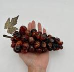 sculptuur, Exceptional decorative cluster of grapes made of