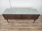 Ladekast - Middeleeuwse commode met glazen bovenblad in, Antiek en Kunst