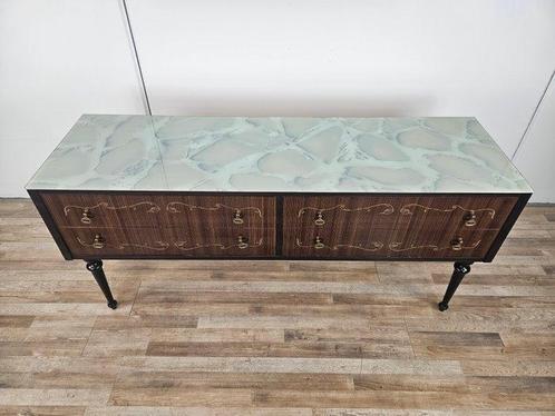 Ladekast - Middeleeuwse commode met glazen bovenblad in, Antiek en Kunst, Kunst | Designobjecten