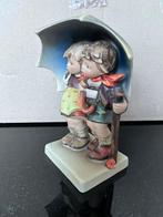 Hummel - Beeldje - M.J. Hümmel: twee kinderen onder een, Antiek en Kunst