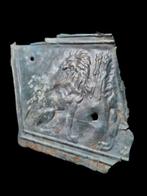 Oud-Romeins Bronze Extreem Rare Plate with image of a Lion, Antiek en Kunst