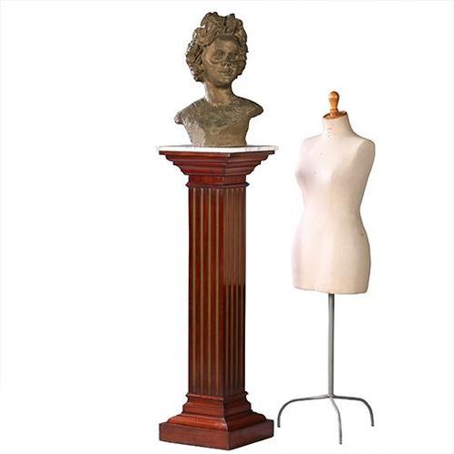 Zeer hoge pedestal of zuil in mahonie met wit warmer goudkle, Antiek en Kunst, Antiek | Meubels | Tafels, Ophalen of Verzenden