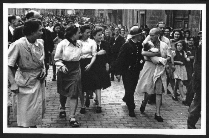 Robert Capa (1913–1954) - The Shaved Woman of Chartres,, Antiek en Kunst, Kunst | Designobjecten