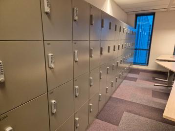 4-deurs zeer nette LOCKERKASTEN met elektronisch codeslot - beschikbaar voor biedingen