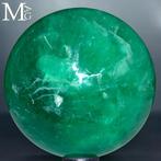 Natuurlijke groene fluorietkristal Grote uitgehouwen groene