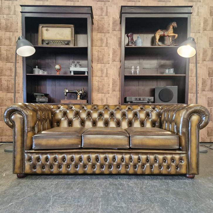 Chesterfield Chesham Bank 3 Zitter antiek goud, Huis en Inrichting, Banken | Bankstellen, 150 tot 200 cm, 75 tot 100 cm, Rechte bank