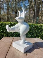 Beeld, abstract kunstig beeld van een dikke dame in witte