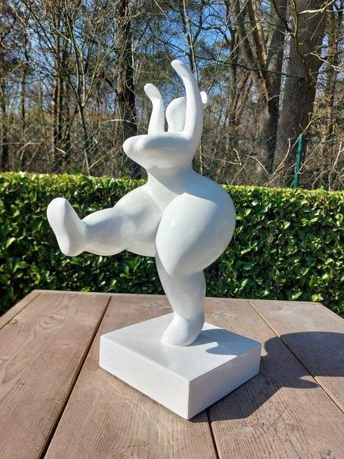 Beeld, abstract kunstig beeld van een dikke dame in witte, Antiek en Kunst, Curiosa en Brocante
