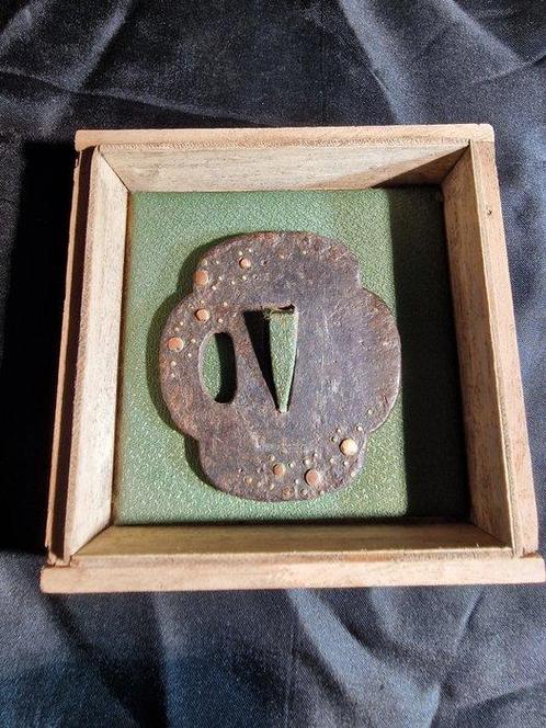 Tant - Tsuba ( o ) zilver Ume-bloem en oude man Tsuba, Antiek en Kunst, Antiek | Overige Antiek