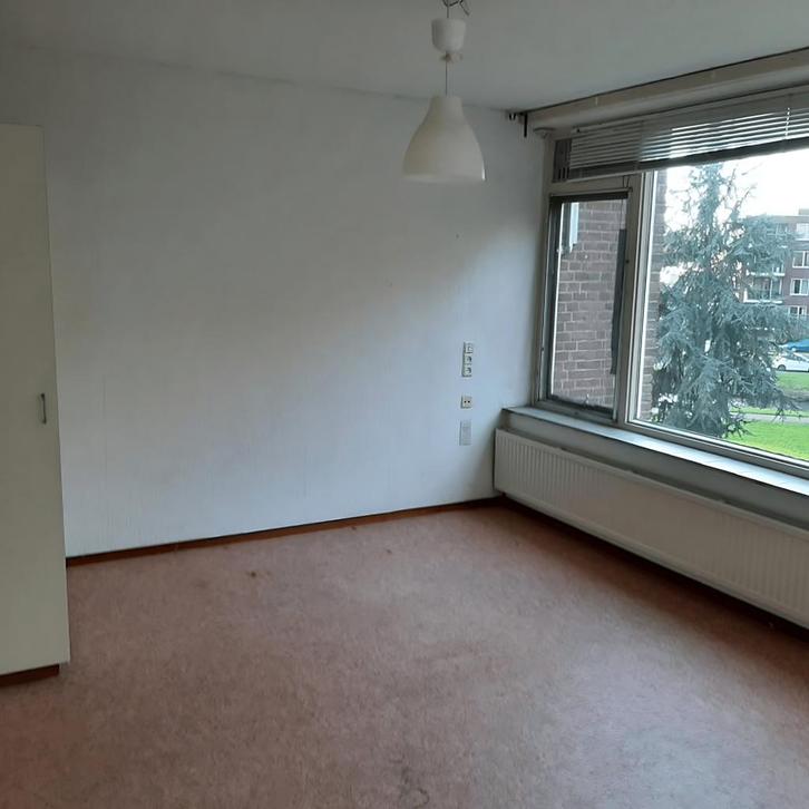 Studio met balkon en parkeren in centrum, inclusie..., Huizen en Kamers, Kamers te huur, 20 tot 35 m², Overige regio's