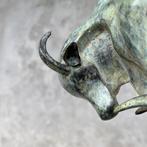sculptuur, Bronze Sculpture of a Striking Bull - with base -