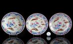 Een set van drie Chinese famille rose en vergulde borden -
