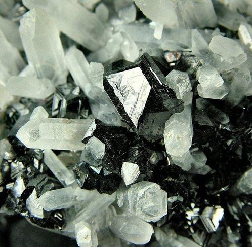 CW1625 Marmatiet met Kwarts Kristallen op matrix - Hoogte:, Verzamelen, Mineralen en Fossielen