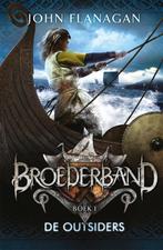 De outsiders / Broederband / 1 9789025751142 John Flanagan, Boeken, Kinderboeken | Jeugd | 10 tot 12 jaar, Verzenden, Gelezen