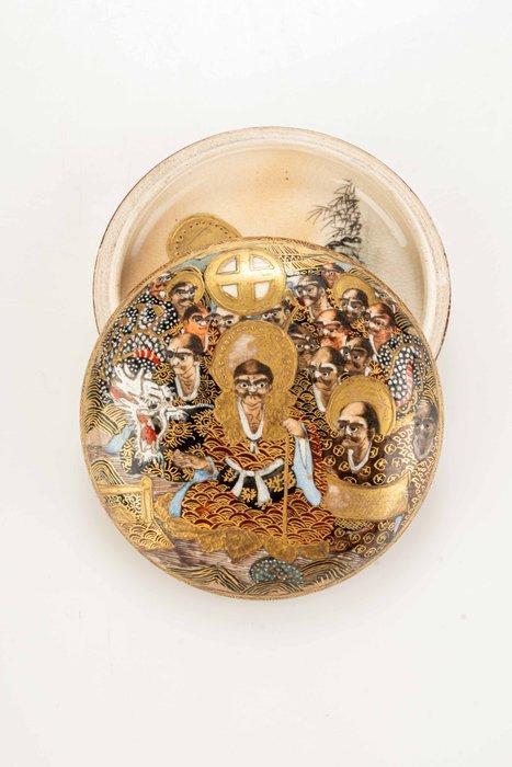 Doos - Een fijne satsuma kogo-doos  met een afbeelding van, Antiek en Kunst, Antiek | Overige Antiek